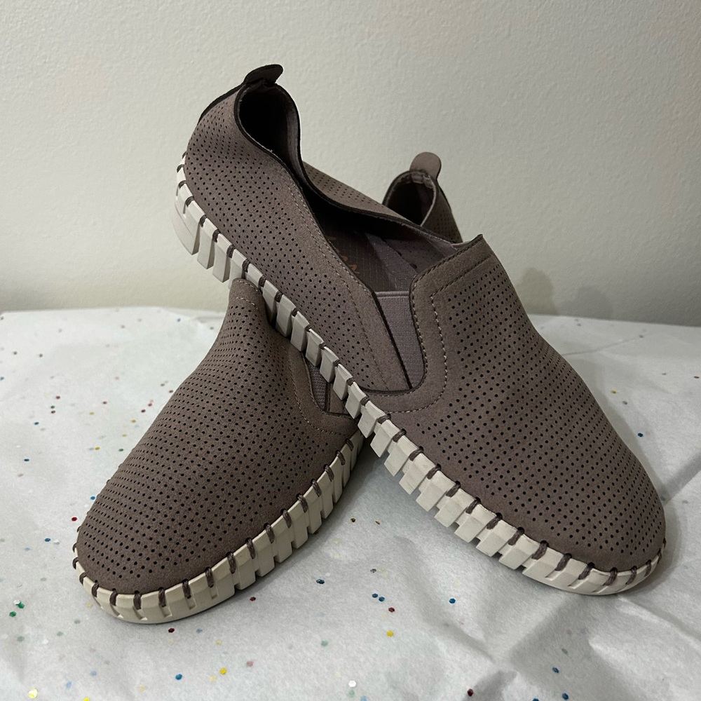 Sketchers slip on sneaker-size 6.5US - Picture 2 of 6
